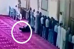 لحظه جان‌دادن نمازگزار روزه‌دار در مسجد