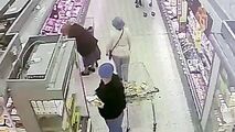 لحظه دستبرد به کیف زن سالخورده در فروشگاه