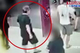 لحظه ربوده شدن دختر ۷ ساله در مرکز خرید