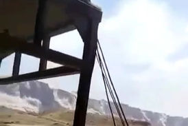 فیلم/ ریزش کوه‌های اطراف گناوه بر اثر زلزله