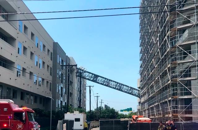 لحظه وحشتناک سقوط جرثقیل در خیابان