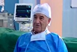خارج‌کردن بمب عمل‌نکرده از پای یک رزمنده