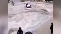 لحظه نجات سرنشین پرایدی که در سیلاب غرق شده بود