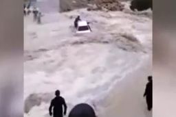 لحظه نجات سرنشین پرایدی که در سیلاب غرق شده بود