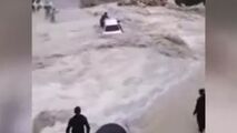 لحظه نجات سرنشین پرایدی که در سیلاب غرق شده بود