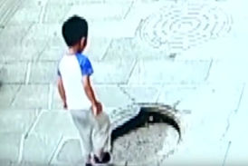 سقوط وحشتناک پسربچه چینی در چاه