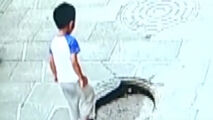 سقوط وحشتناک پسربچه چینی در چاه