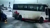 تصادف شدید به دلیل دویدن یک دختر 15 ساله به وسط اتوبان