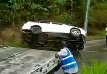 سقوط خودروی شاسی بلند به دره پس از نجات به دست امدادگران!