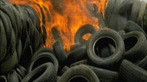 آتش گرفتن 200 تن تایر در کارخانه!