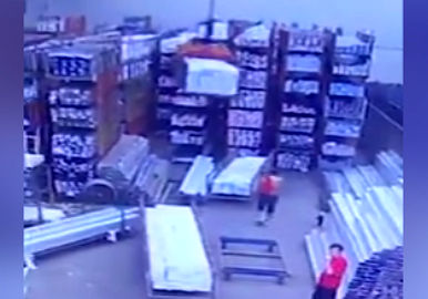 سقوط بار سنگین جرثقیل بر سر کارگر کارخانه!