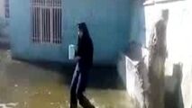 اوضاع عجیب دانش‌آموزان یک مدرسه پس از بارندگی!