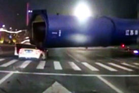 
له شدن خودروی سواری زیر عظمت تریلی + فیلم