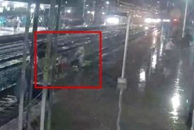 نجات زن جوان در حال خودکشی در ایستگاه قطار!