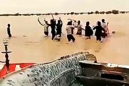 شادی مردم دشت سیستان از ورود سیلاب به این منطقه