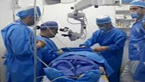 عمل جراحی وزیر بهداشت در مناطق زلزله زده استان کرمانشاه!