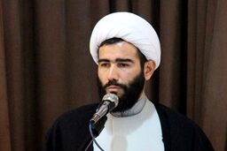 امدادرسانی امام جمعه کوهسرخ به خودروهای گرفتار در برف 