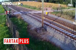 عبور نفس‌گیر دوچرخه سوار از مقابل قطار!