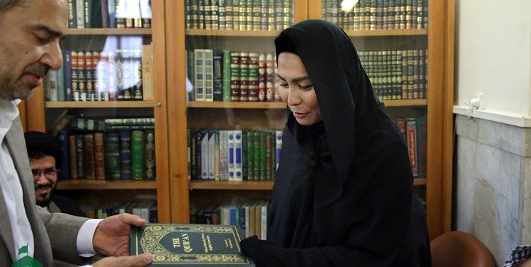 تولد دوباره بانوی ۳۲ ساله بودایی در حرم امام رضا(ع)