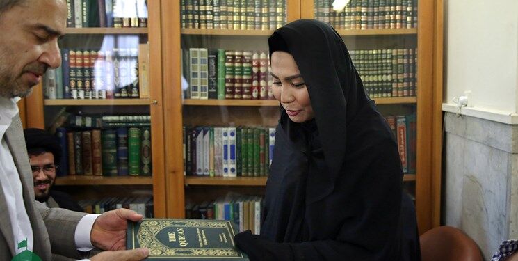 تولد دوباره بانوی ۳۲ ساله بودایی در حرم امام رضا(ع)