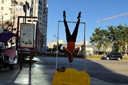 ایستادن مرد کونگ فو کار با سر روی میخ