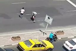 اقدام انساندوستانه یک سرباز راهنمایی و رانندگی در وسط خیابان