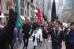 حرکت دسته عزاداران حسینی در خیابان‌های نیویورک