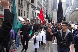 حرکت دسته عزاداران حسینی در خیابان‌های نیویورک
