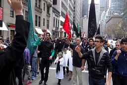 حرکت دسته عزاداران حسینی در خیابان‌های نیویورک