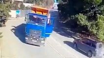 لحظه وحشتناک سقوط کامیون به داخل پارک آبی!