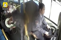 عمل انسان‌دوستانه راننده و مسافران اتوبوس پس از تصادف آمبولانس!