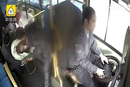 عمل انسان‌دوستانه راننده و مسافران اتوبوس پس از تصادف آمبولانس!