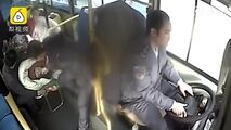 عمل انسان‌دوستانه راننده و مسافران اتوبوس پس از تصادف آمبولانس!
