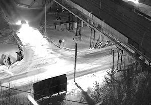 تصادف یک خودرو با تیر برق در جاده‌ای برفی 