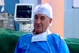 خارج‌کردن بمب عمل‌نکرده از پای یک رزمنده