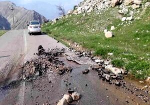 جوشش چشمه از دل آسفالت در جاده قدیم اندیکا - شهرکرد