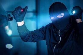 سرقت چند دختر جوان از طلا فروشی