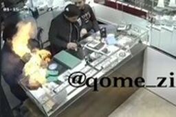  لحظه انفجار موبایل در یک طلافروشی در قم