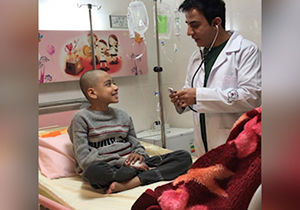 شوخی عموپورنگ با یک کودک ارومیه‌ای در بیمارستان