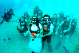 جشن ازدواج زوج تایلندی در زیر آب!