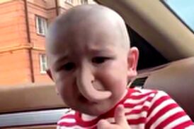 کودکی که با دیدن تصویرش در موبایل وحشت زده شد!