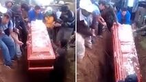بیرون افتادن جنازه حین یک مراسم خاکسپاری!