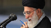 توصیه آیت الله خامنه ای به دولت برای حمایت از زنان کارمند!