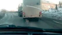 ابتکار راننده مینی بوس در جایگزینی تنه درخت به جای لاستیک