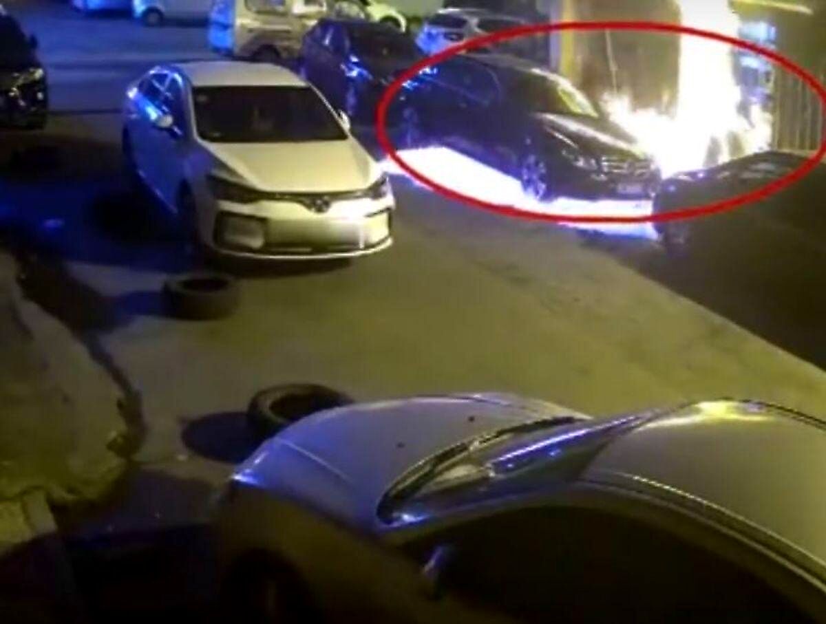 در نتیجه کشتن سوسک، ۳ خودرو به آتش کشیده شد 