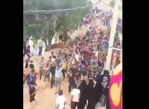 پایکوبی و شعرخوانی جوانان عرب خوزستان هنگام مقابله با سیل