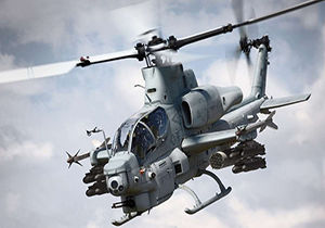 وقتی دریای پرتلاطم شرایط را برای فرود بالگرد روی ناو جنگی خطرناک می‌کند