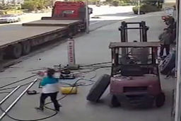 آسیب دیدن مادر و کودک در انفجار وحشتناک لاستیک تریلی