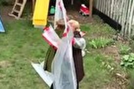 راهکار جالب دختر جوان برای در آغوش کشیدن مادرش