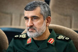 دیدار سردار حاجی‌زاده با خانواده یکی از جانباختگان حادثه سقوط هواپیما